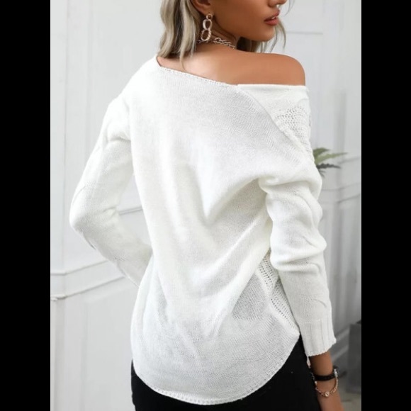 Gorgeous Knitted V-Neck With A Braided Design White Sweater - Picture 2 of 3